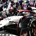 JEDDAH, SAUDI ARABIA - MARCH 19: Nyck de Vries of Netherlands driving the (21) Scuderia AlphaTauri AT04 makes a pitstop during the F1 Grand Prix of Saudi Arabia at Jeddah Corniche Circuit on March 19, 2023 in Jeddah, Saudi Arabia. (Photo by Peter Fox/Getty Images)