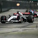 SINGAPORE, SINGAPORE - SEPTEMBER 17: Liam Lawson of New Zealand driving the (40) Scuderia AlphaTauri AT04 on track during the F1 Grand Prix of Singapore at Marina Bay Street Circuit on September 17, 2023 in Singapore, Singapore. (Photo by Clive Mason/Getty Images)