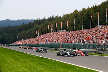 www.sutton-images.com

Lewis Hamilton (GBR) Mercedes-Benz F1 W08 Hybrid and Sebastian Vettel (GER)