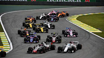 Romain Grosjean, Haas F1 Team VF-18 and Marcus Ericsson, Alfa Romeo Sauber C37 at the start of the