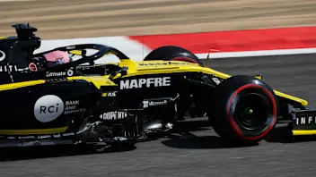 BAHRAIN INTERNATIONAL CIRCUIT, BAHRAIN - MARCH 29: Daniel Ricciardo, Renault R.S.19 during the
