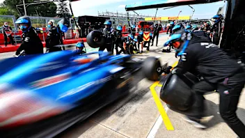 Fernando Alonso (ESP) Alpine F1 Team A521 practices a pit stop.
Emilia Romagna Grand Prix, Saturday