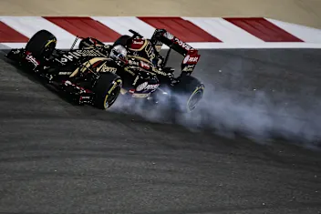 Romain Grosjean (FRA) Lotus E22 locks up. Formula One World Championship, Rd3, Bahrain Grand Prix,