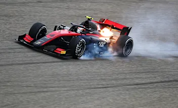 BAHRAIN, BAHRAIN - NOVEMBER 27: Callum Ilott of Great Britain and UNI-Virtuosi Racing (4) locks a