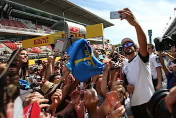 www.sutton-images.com

Fernando Alonso (ESP) McLaren takes a selfie with the fans at Formula One