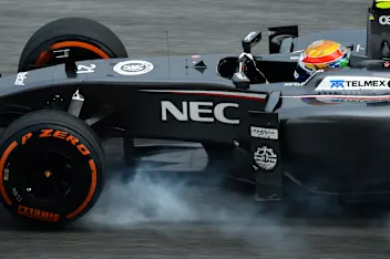 Esteban Gutierrez (MEX) Sauber C33 locks up. Formula One World Championship, Rd2, Malaysian Grand