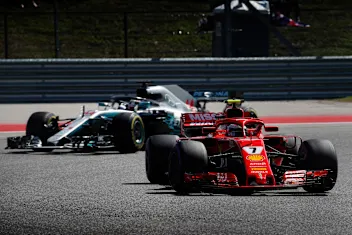 CIRCUIT OF THE AMERICAS, UNITED STATES OF AMERICA - OCTOBER 21: Kimi Raikkonen, Ferrari SF71H, leads Lewis Hamilton, Mercedes AMG F1 W09 EQ Power+ during the United States GP at Circuit of the Americas on October 21, 2018 in Circuit of the Americas, United States of America. (Photo by Zak Mauger / LAT Images)