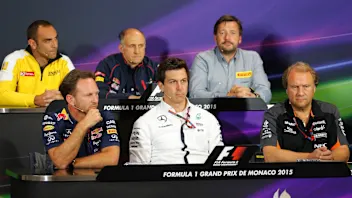 (L to R): Cyril Abiteboul (FRA) Renault Sport, Franz Tost (AUT) Scuderia Toro Rosso Team Principal,