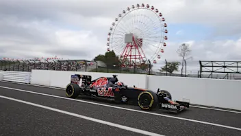 Daniil Kvyat (RUS) Scuderia Toro Rosso STR11 at Formula One World Championship, Rd17, Japanese