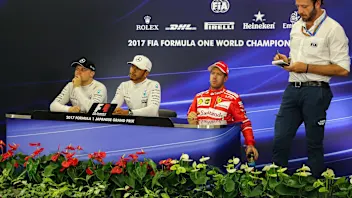 Valtteri Bottas (FIN) Mercedes AMG F1, pole sitter Lewis Hamilton (GBR) Mercedes AMG F1 and