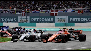 Stoffel Vandoorne (BEL) McLaren MCL32 battles with Felipe Massa (BRA) Williams FW40 at the start of