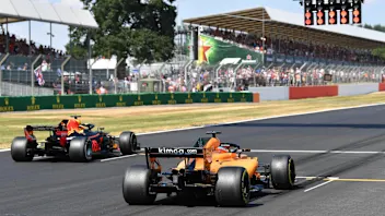 Fernando Alonso (ESP) McLaren MCL33 and Daniel Ricciardo (AUS) Red Bull Racing RB14 on the grid for