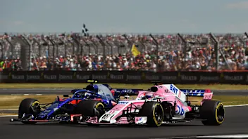 Pierre Gasly (FRA) Scuderia Toro Rosso STR13 and Sergio Perez (MEX) Force India VJM11 battle at