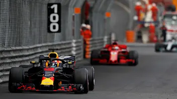 Daniel Ricciardo (AUS) Red Bull Racing RB14 leads Sebastian Vettel (GER) Ferrari SF-71H at Formula