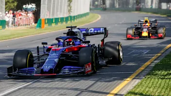 MELBOURNE GRAND PRIX CIRCUIT, AUSTRALIA - MARCH 17: Daniil Kvyat, Toro Rosso STR14, leads Pierre