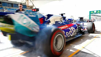 BAHRAIN INTERNATIONAL CIRCUIT, BAHRAIN - MARCH 29: Daniil Kvyat, Toro Rosso STR14 during the