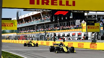CIRCUIT GILLES-VILLENEUVE, CANADA - JUNE 09: Daniel Ricciardo, Renault R.S.19, leads Nico