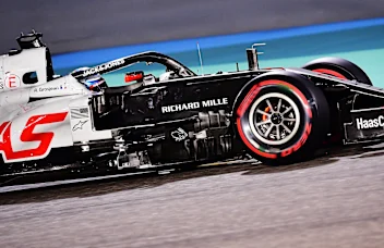 BAHRAIN, BAHRAIN - NOVEMBER 28: Romain Grosjean of France driving the (8) Haas F1 Team VF-20