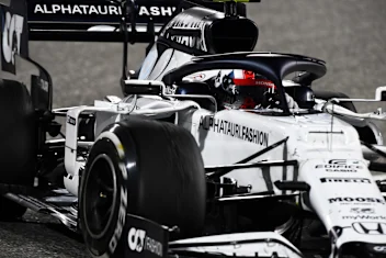 BAHRAIN, BAHRAIN - NOVEMBER 29: Pierre Gasly of France driving the (10) Scuderia AlphaTauri AT01