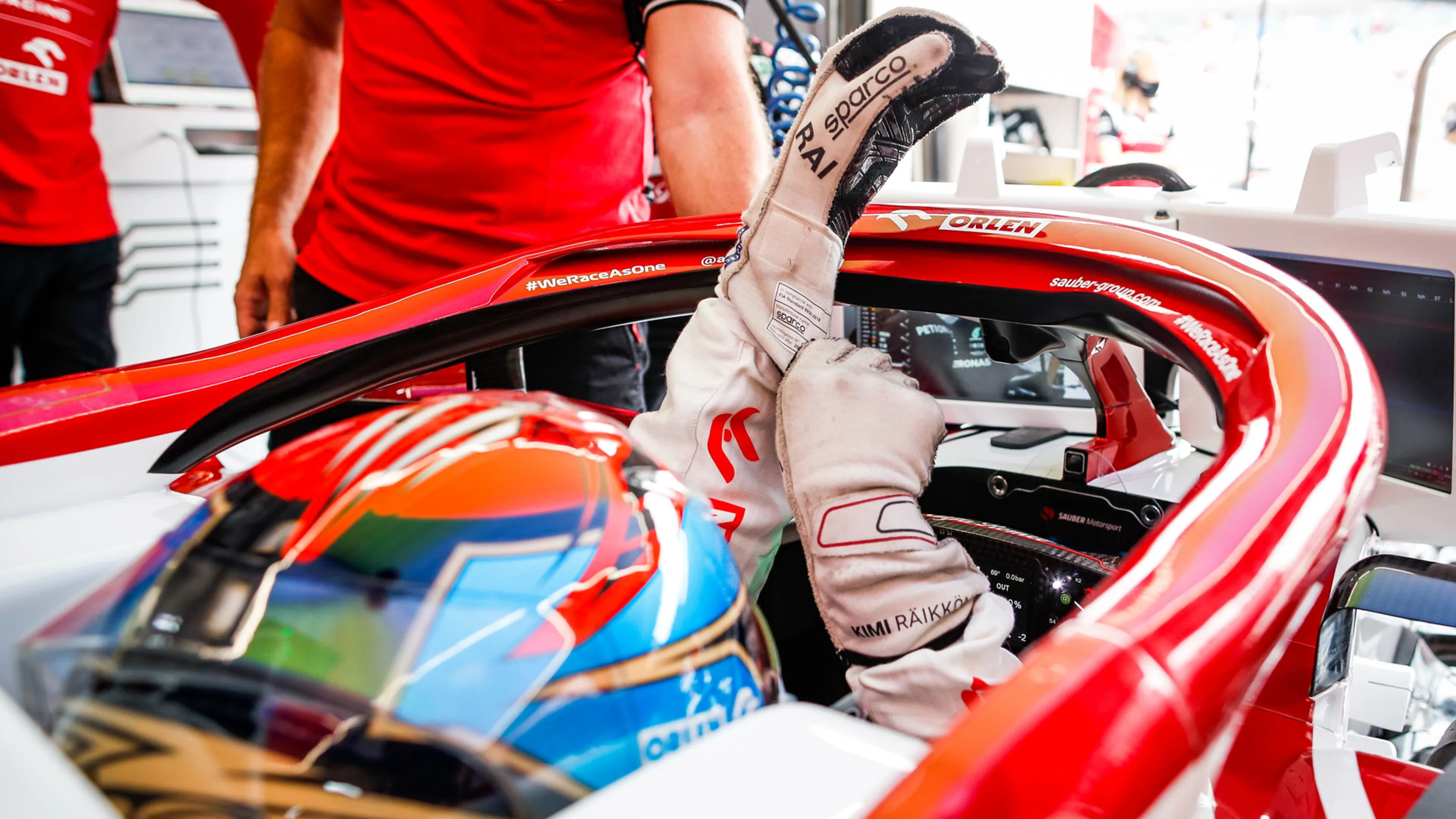 RAIKKONEN Kimi (fin), Alfa Romeo Racing ORLEN C41, portrait garage, box, during the Formula 1