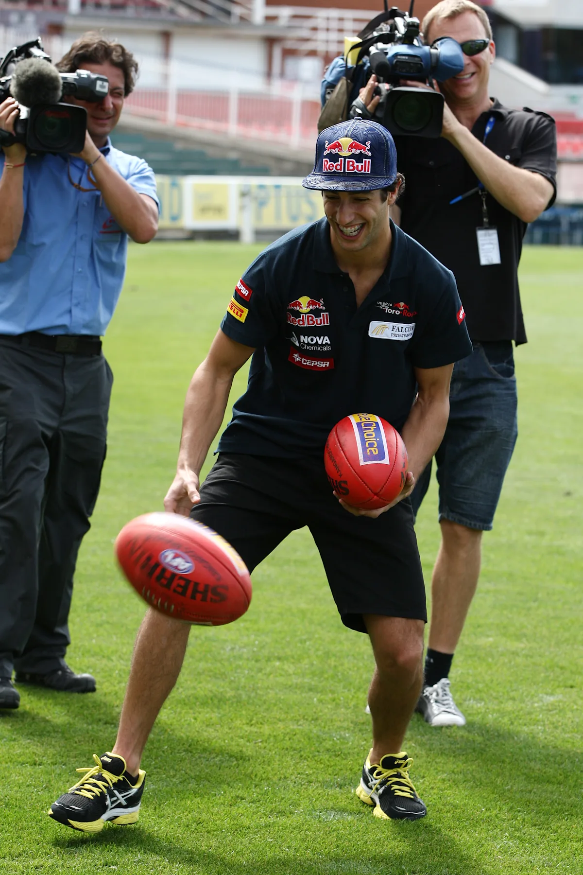 Daniel Ricciardo (AUS) Scuderia Toro Rosso with the Carlton AFL Football Club. Formula One World