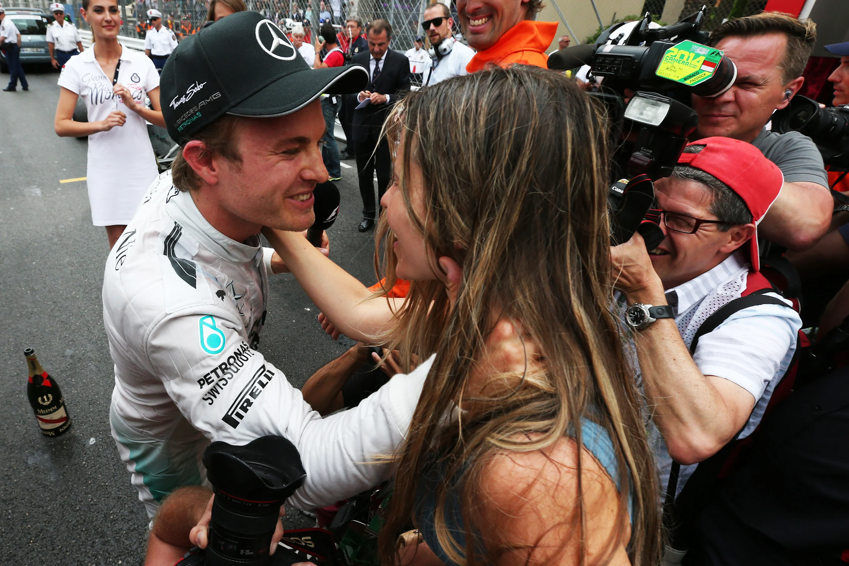 Race winner Nico Rosberg (GER) Mercedes AMG F1 celebrates with girlfriend Vivian Sibold (GER) at