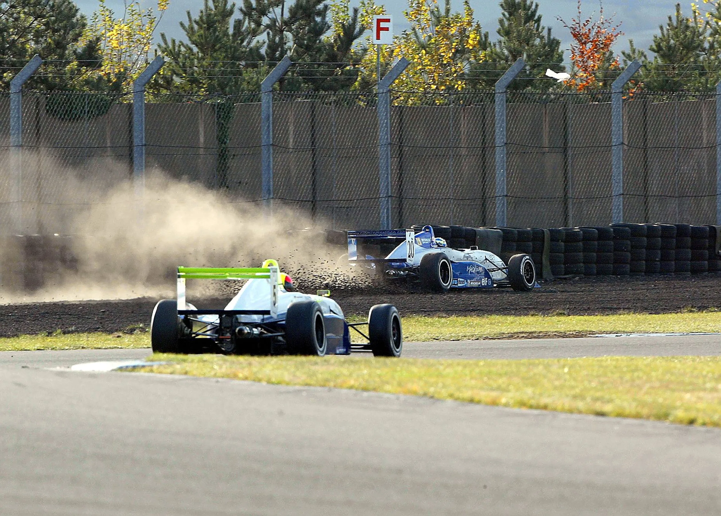 Pastor Maldonado (VEN) Cram Competition runs through the gravel at Coppice. Formula Renault