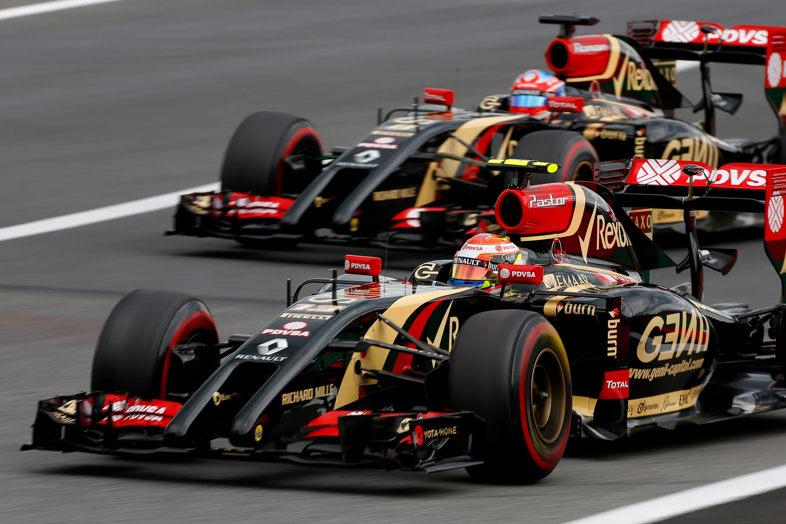 Pastor Maldonado (VEN) Lotus E22 and Romain Grosjean (FRA) Lotus E22. Formula One World