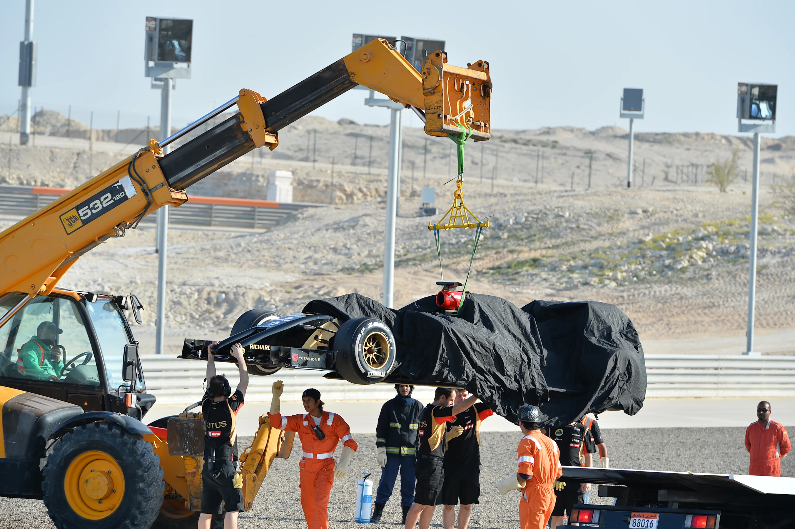 The car of Pastor Maldonado (VEN) Lotus E22 is recovered, Formula One Testing, Day Three, Bahrain