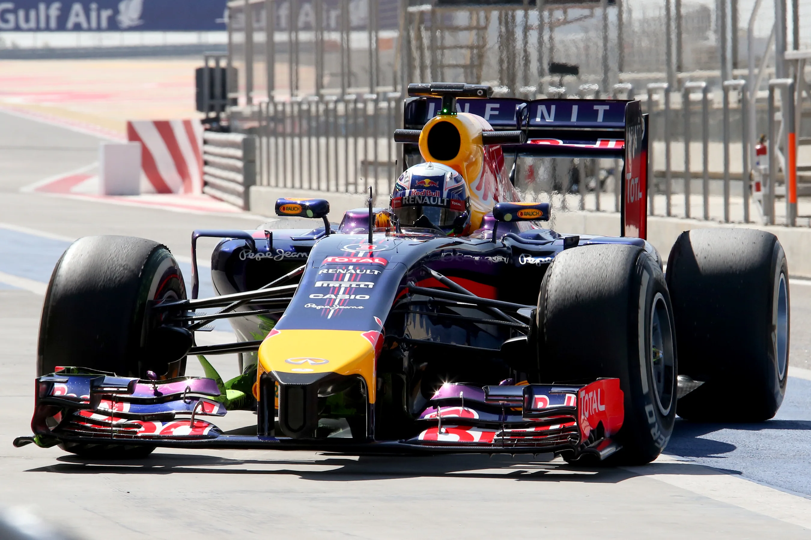 Daniel Ricciardo (AUS) Red Bull Racing RB10. Formula One Testing, Day Three, Bahrain International