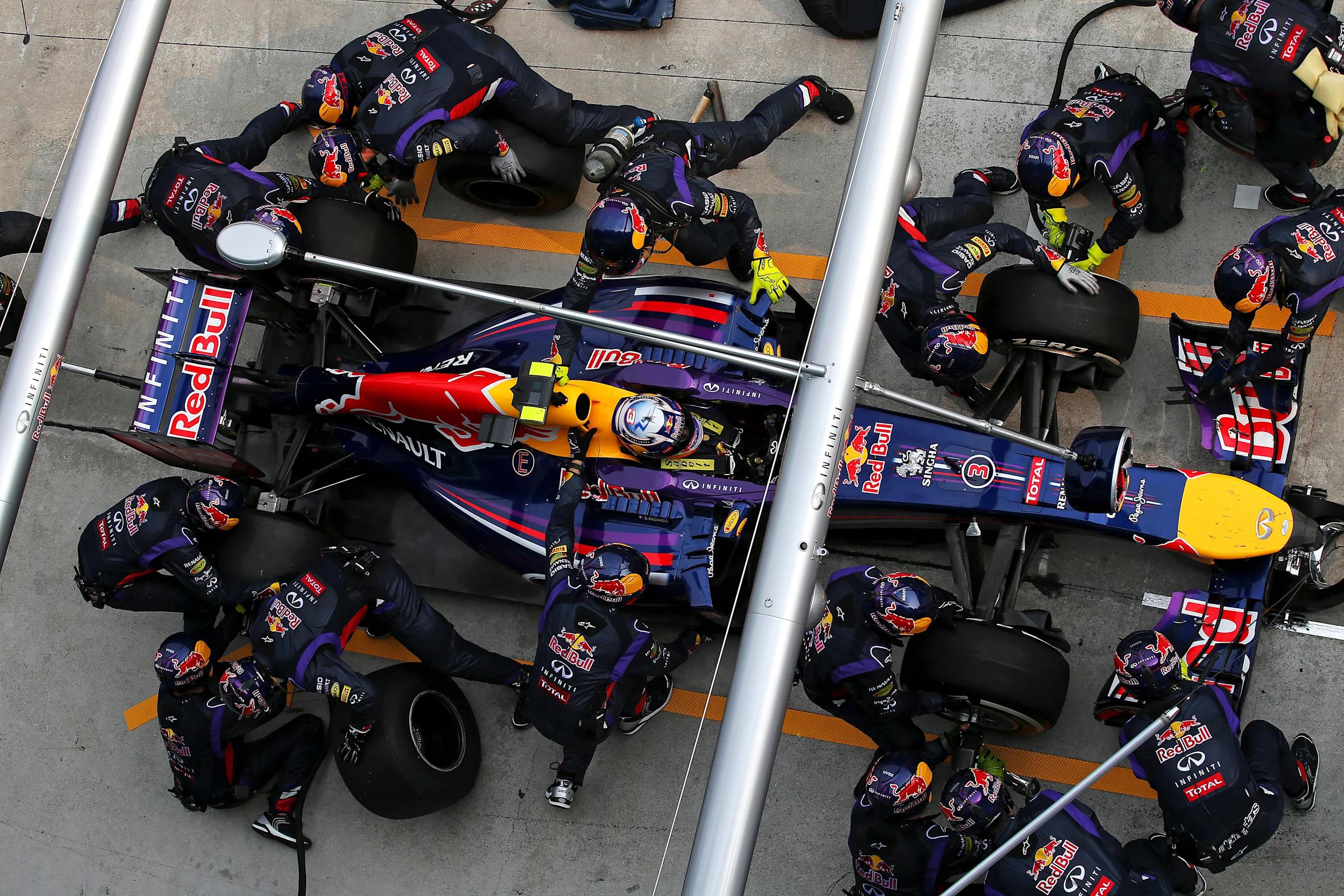 Daniel Ricciardo (AUS) Red Bull Racing RB10 makes a pit stop. Formula One World Championship, Rd2,