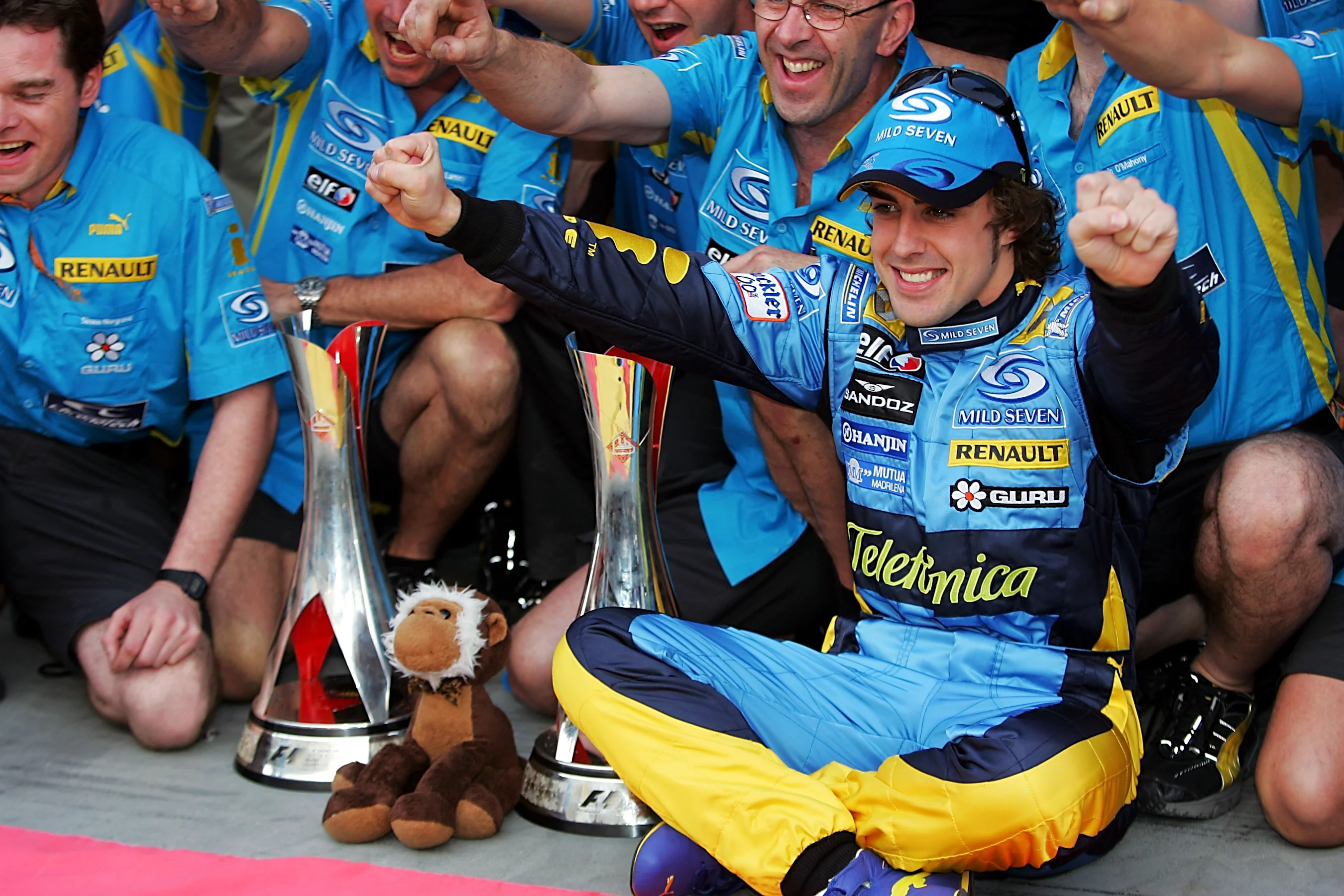 Fernando Alonso (ESP) Renault celebrates his victory with the team. Formula One World