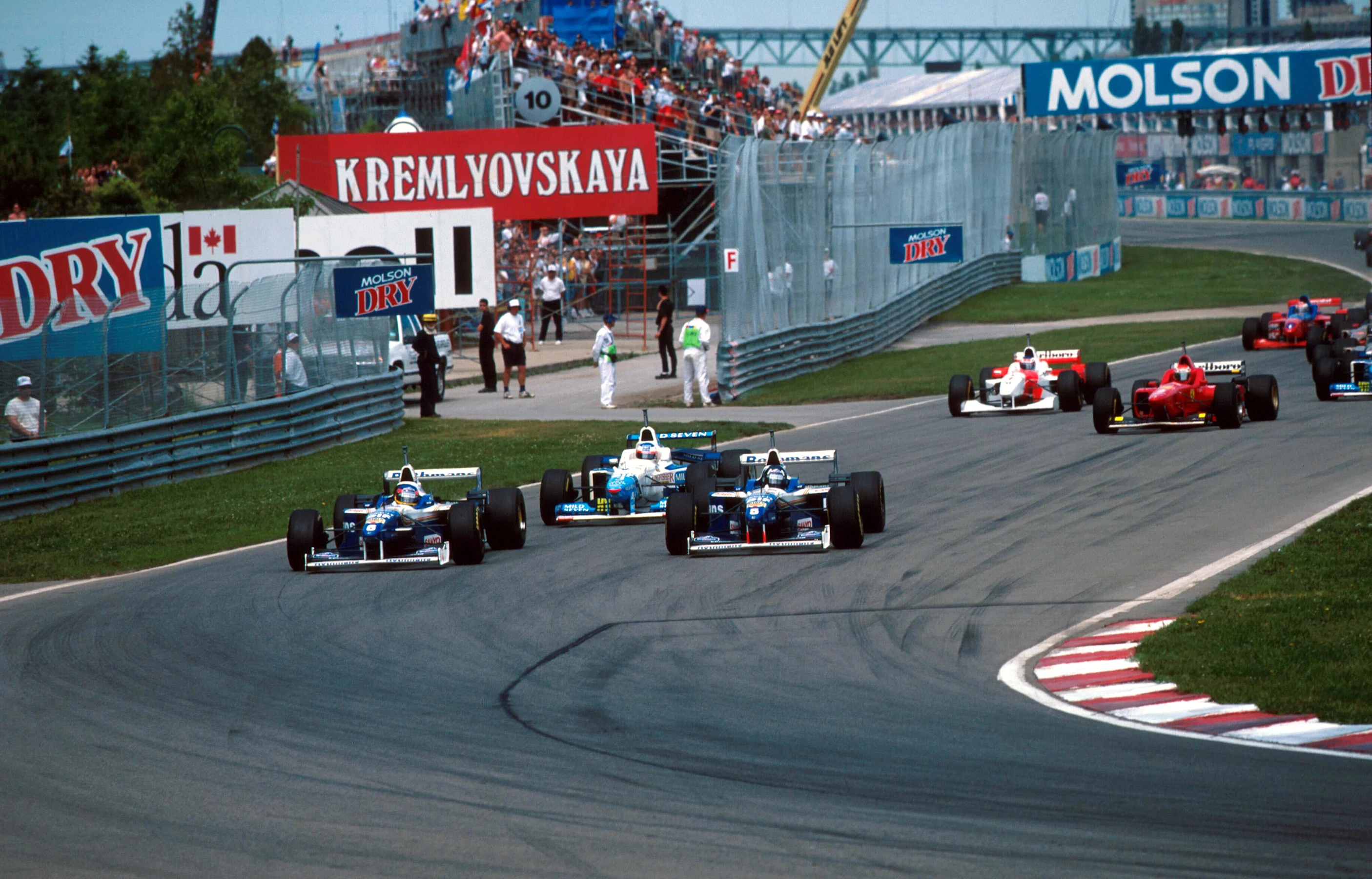 First corner, winner Damon Hill (GBR) Williams FW18 gets the inside line over team mate Jacques