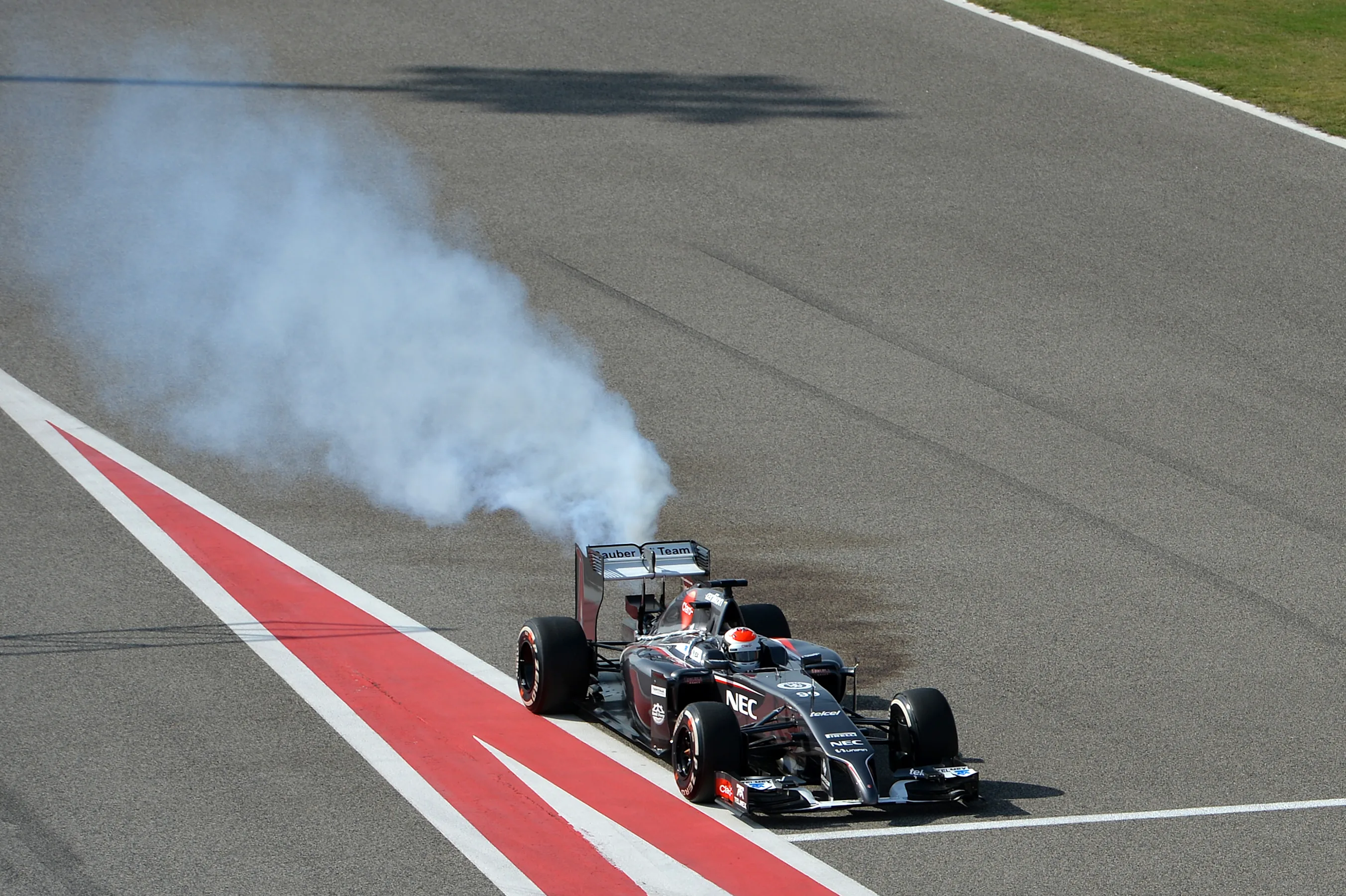 Adrian Sutil (GER) Sauber C33 with smoke. Formula One Testing, Day Three, Bahrain International