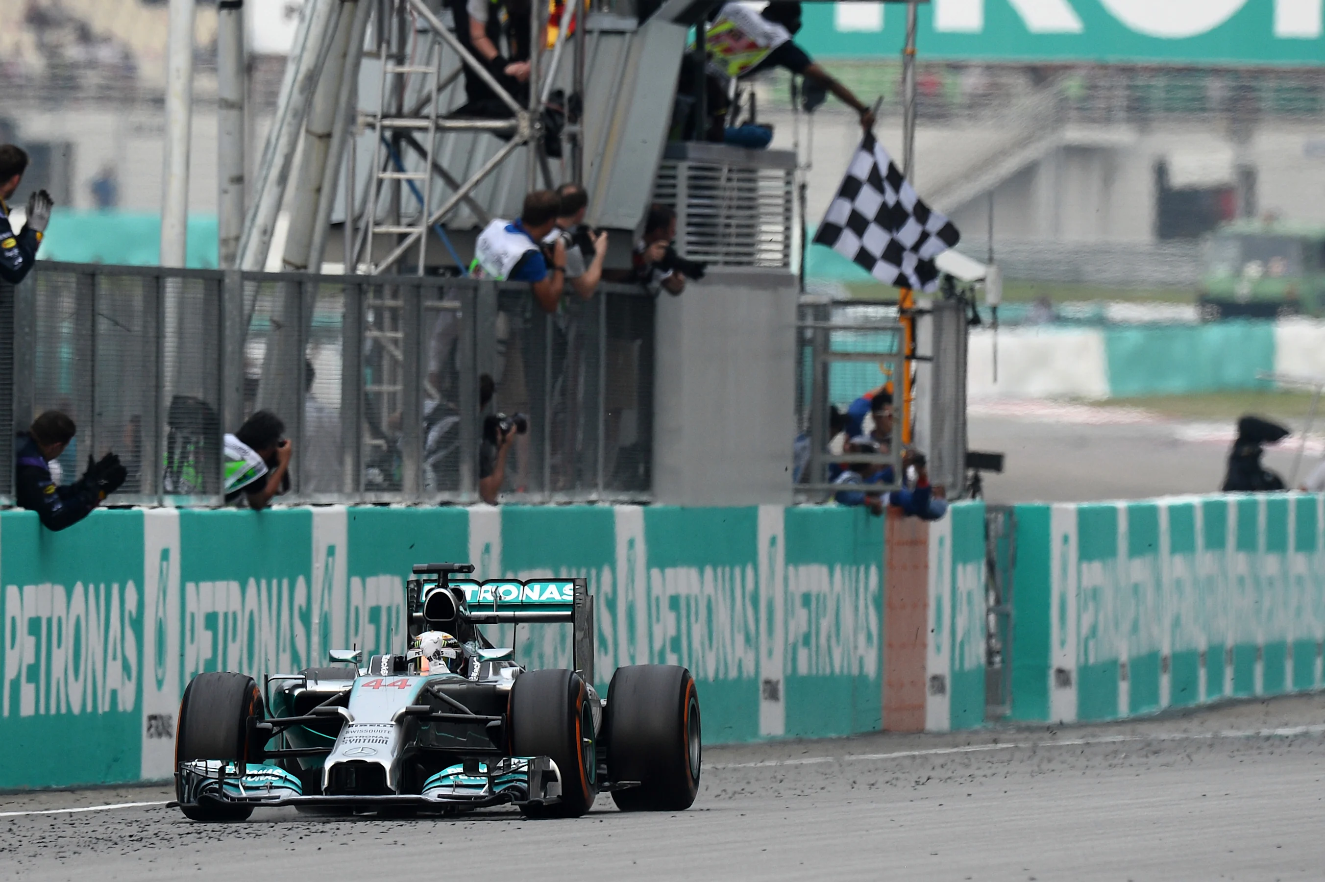 Race winner Lewis Hamilton (GBR) Mercedes AMG F1 W05 takes the chequered flag. Formula One World