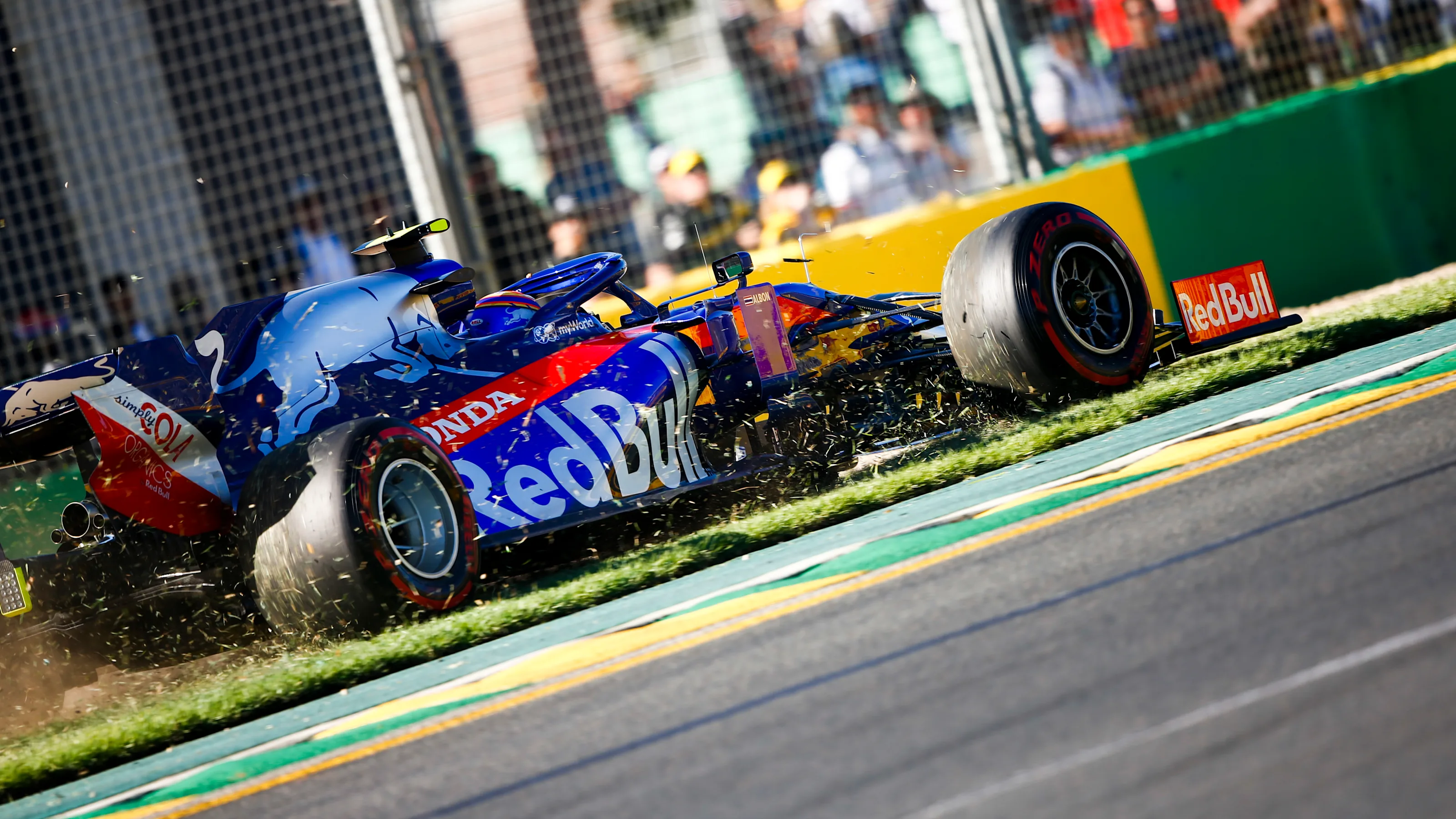 MELBOURNE GRAND PRIX CIRCUIT, AUSTRALIA - MARCH 15: Alexander Albon, Toro Rosso STR14, takes to the