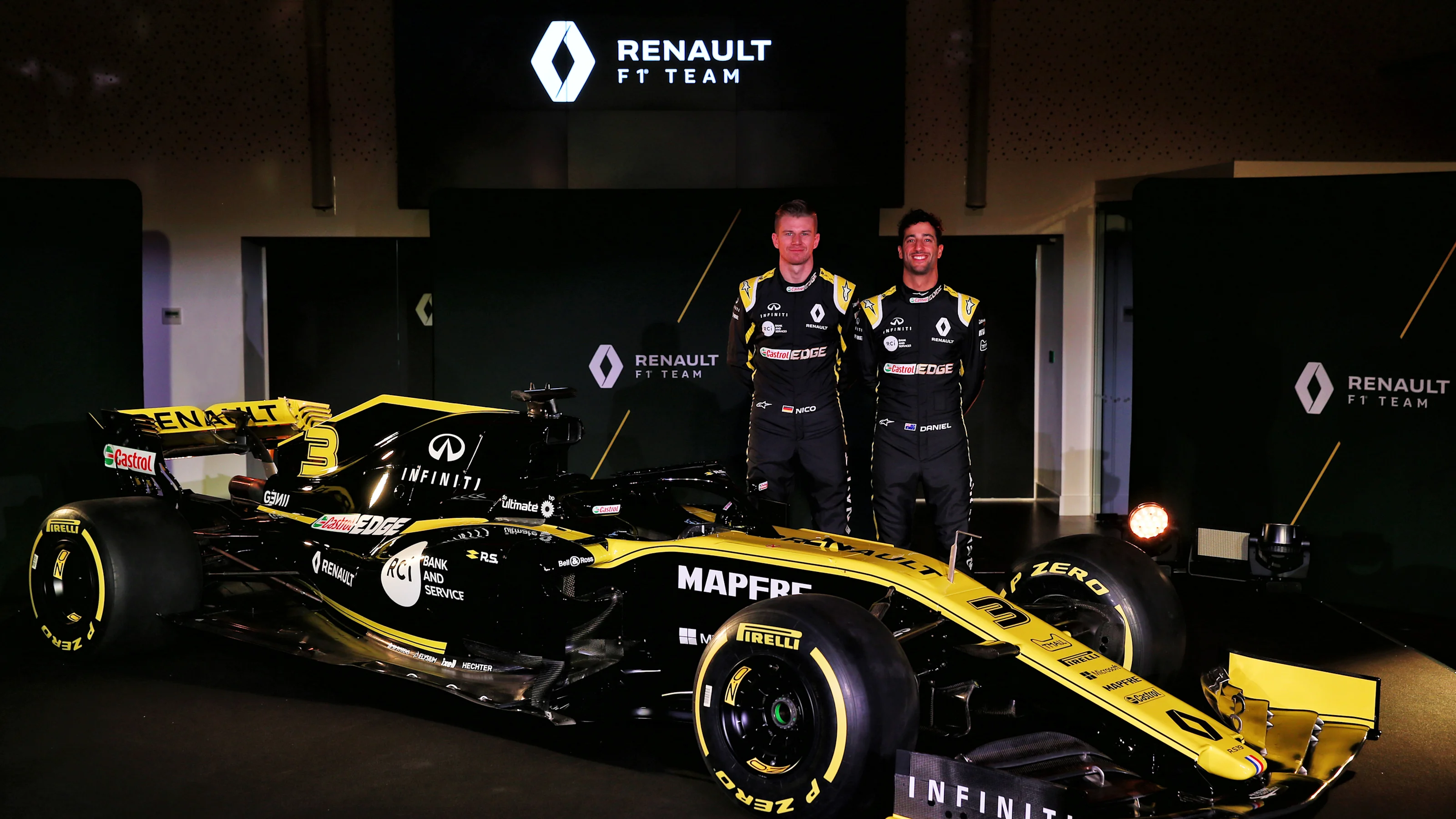 (L to R): Nico Hulkenberg (GER) Renault Sport F1 Team and Daniel Ricciardo (AUS) Renault Sport F1