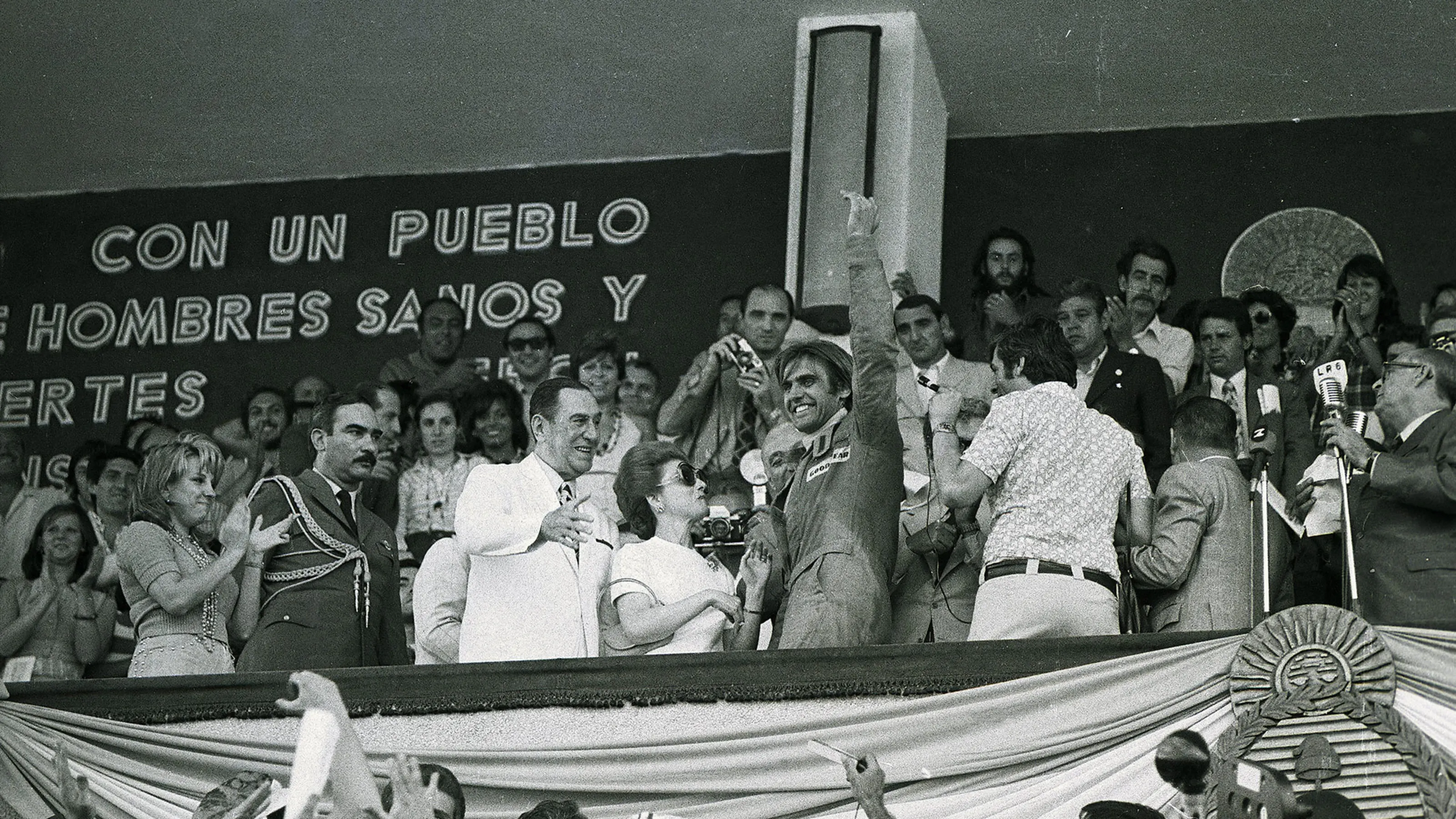 BUENOS AIRES, ARGENTINA - JANUARY 13: Carlos Reutemann greets fans next to President of Argentina