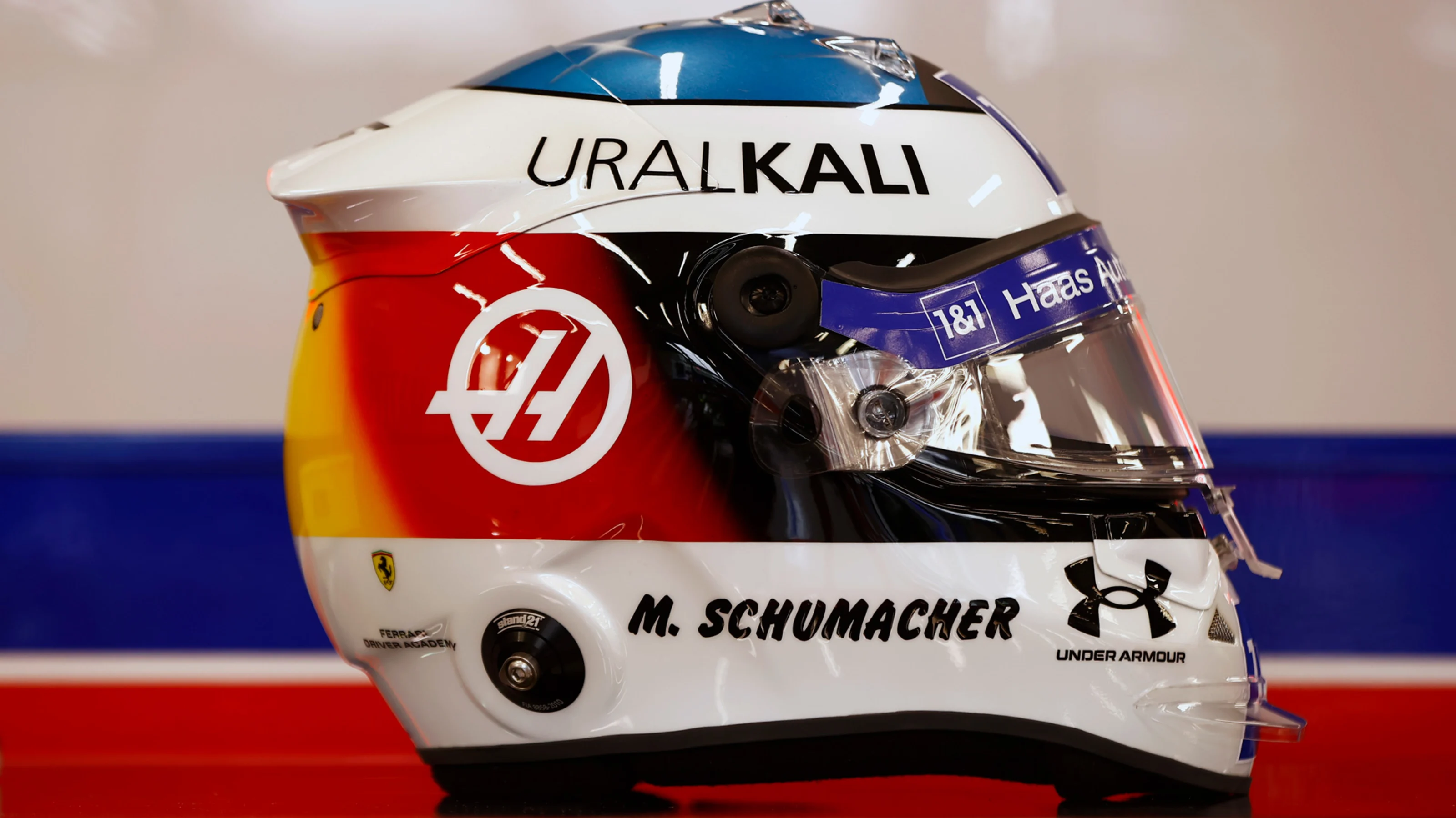 The helmet of Mick Schumacher, Haas F1, the design commemorating that worn by his father Michael at