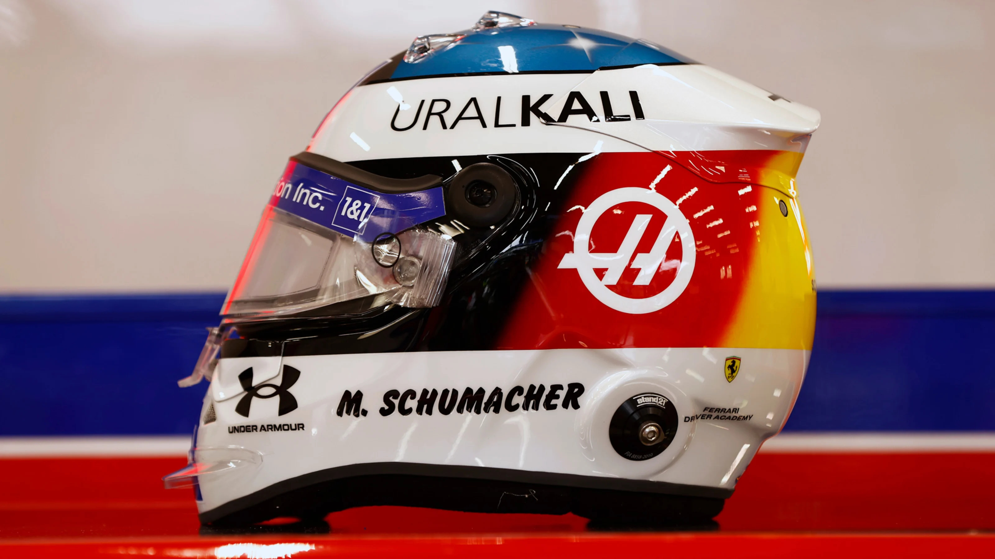 The helmet of Mick Schumacher, Haas F1, the design commemorating that worn by his father Michael at