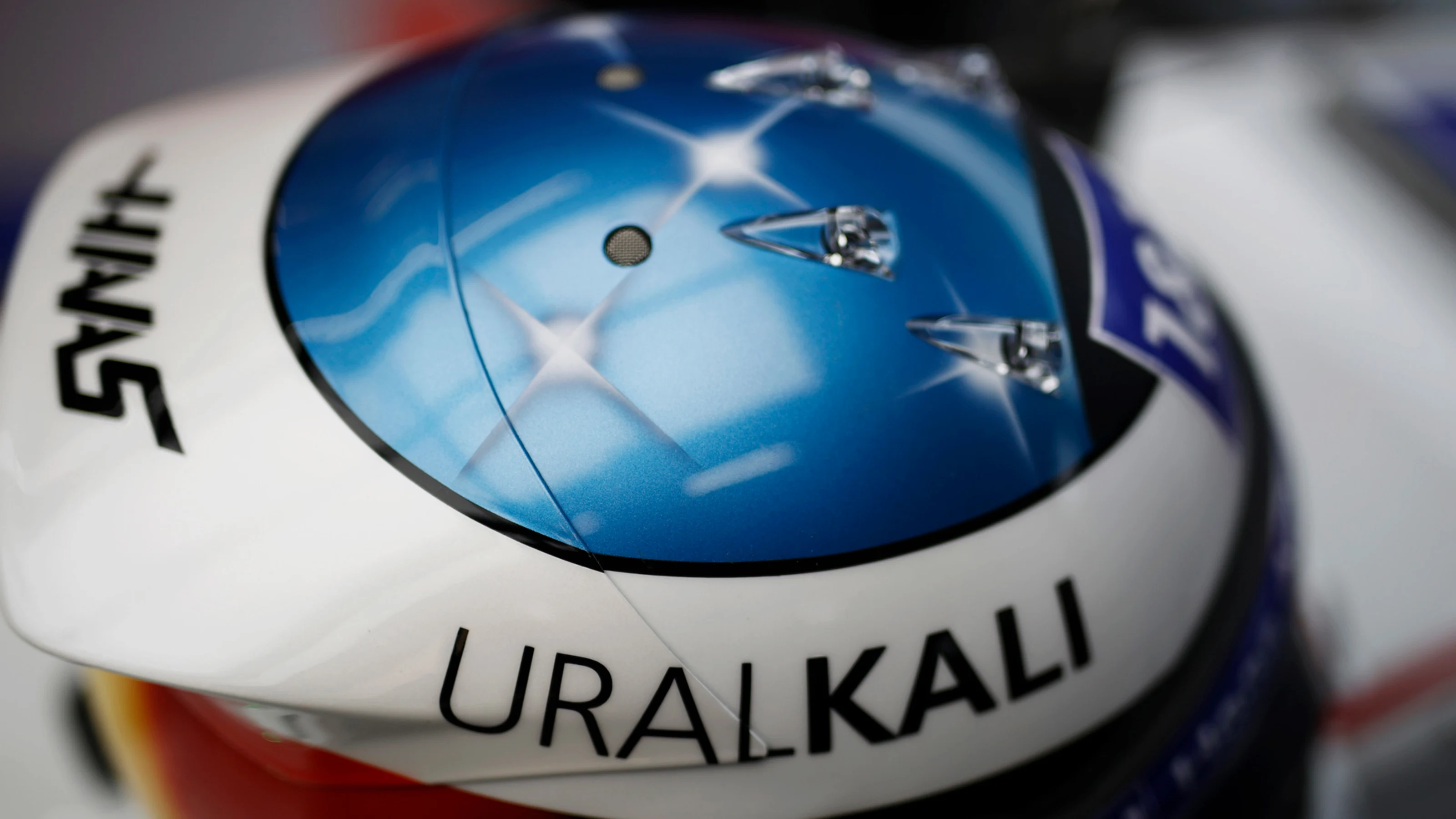 The helmet of Mick Schumacher, Haas F1, the design commemorating that worn by his father Michael at