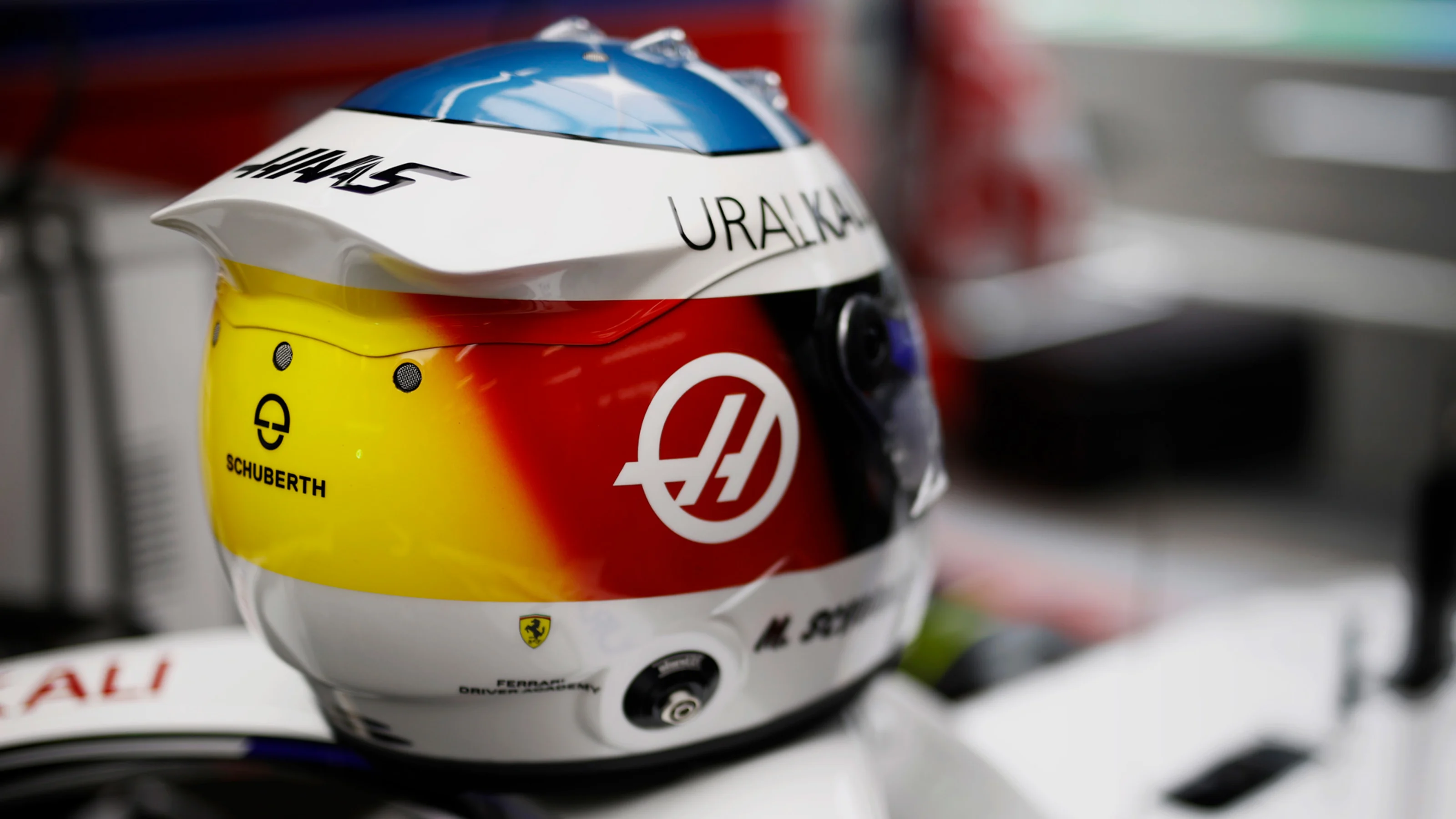 The helmet of Mick Schumacher, Haas F1, the design commemorating that worn by his father Michael at