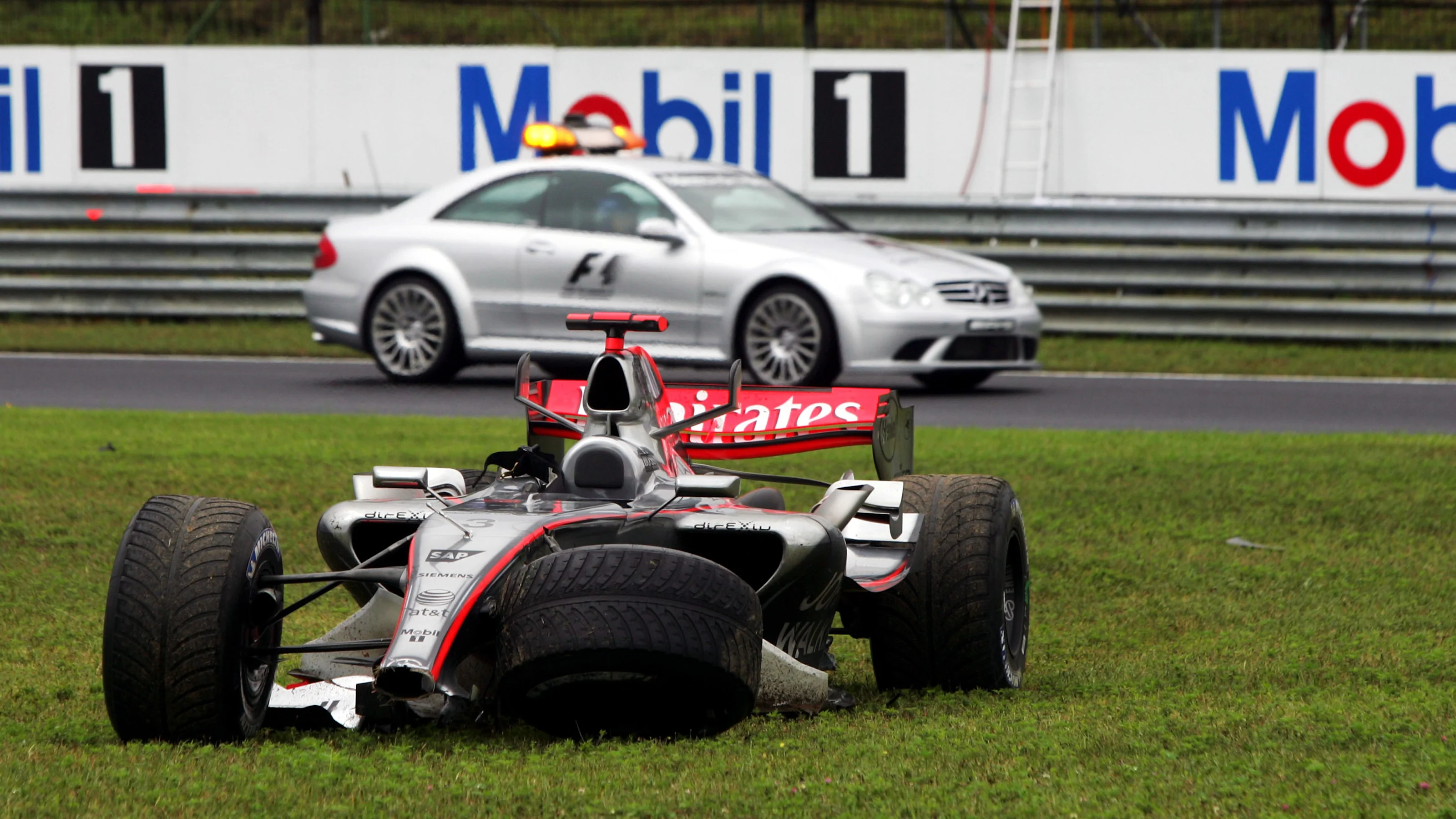 Kimi Raikkonen (FIN) McLaren Mercedes MP4/21 retired from the race. Formula One World