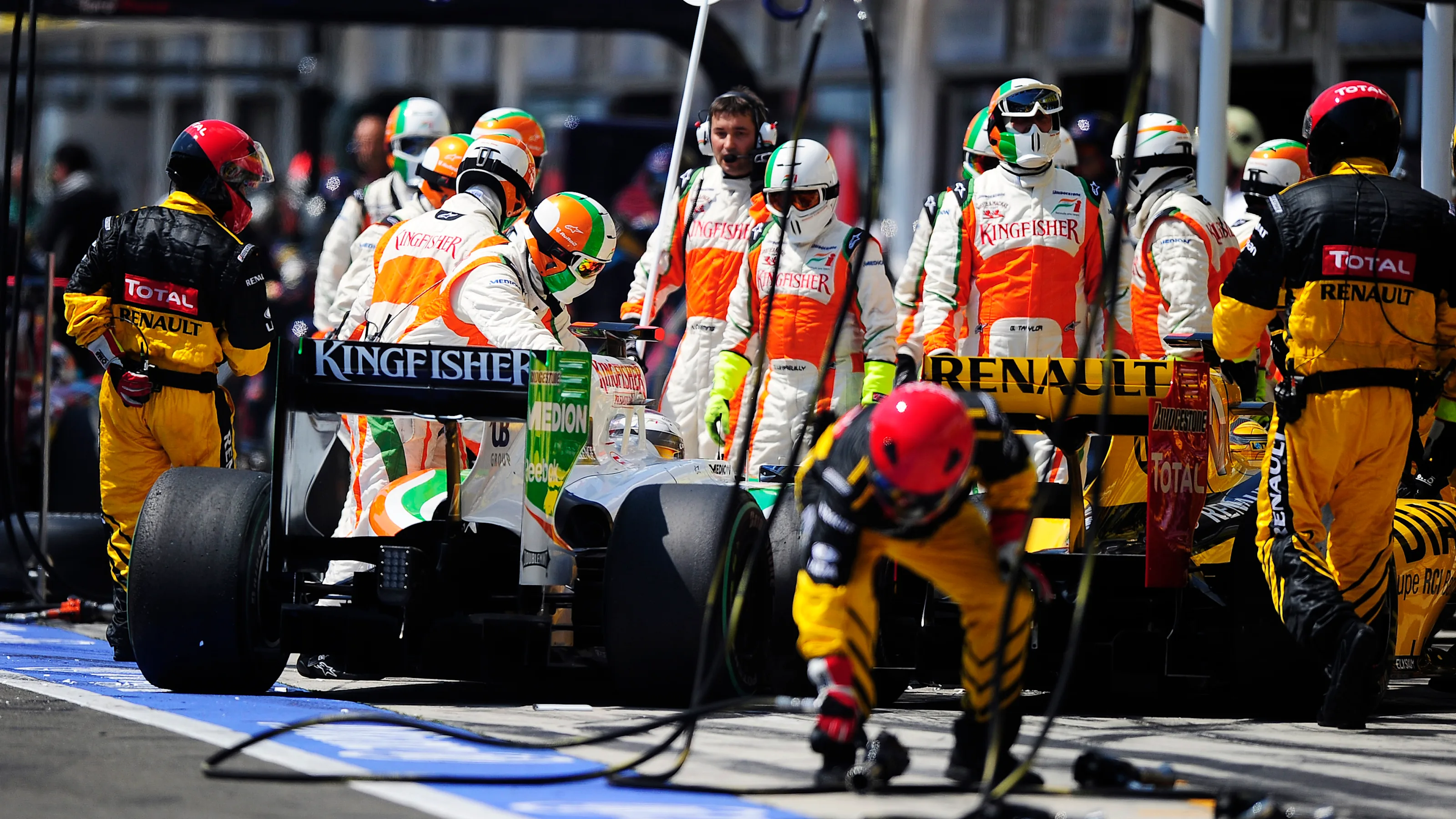 Adrian Sutil (GER) Force India F1 VJM03 and Robert Kubica (POL) Renault R30 collide in the