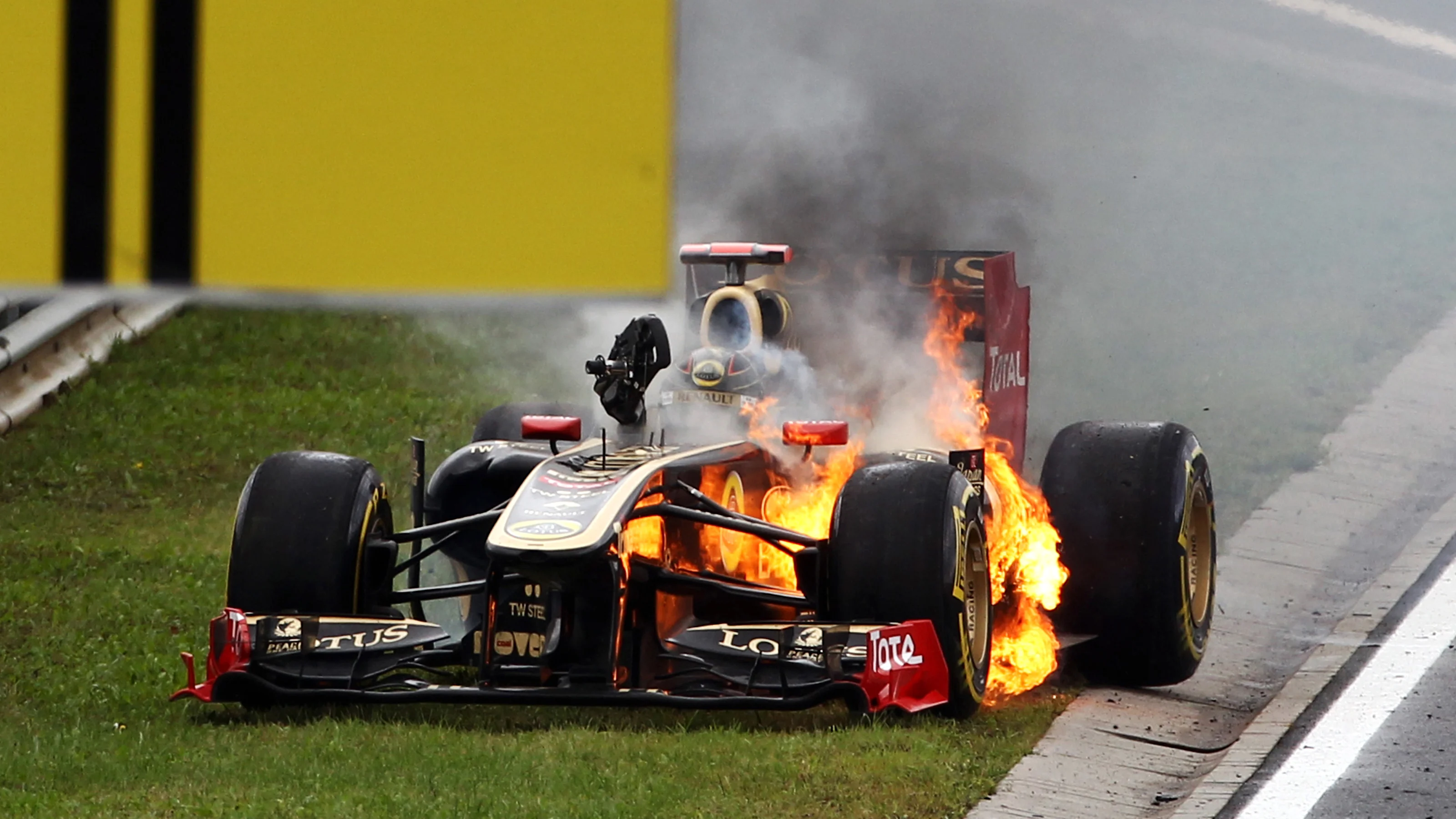 Nick Heidfeld (GER) Lotus Renault GP R31 retires with a fire and explosion. Formula One World
