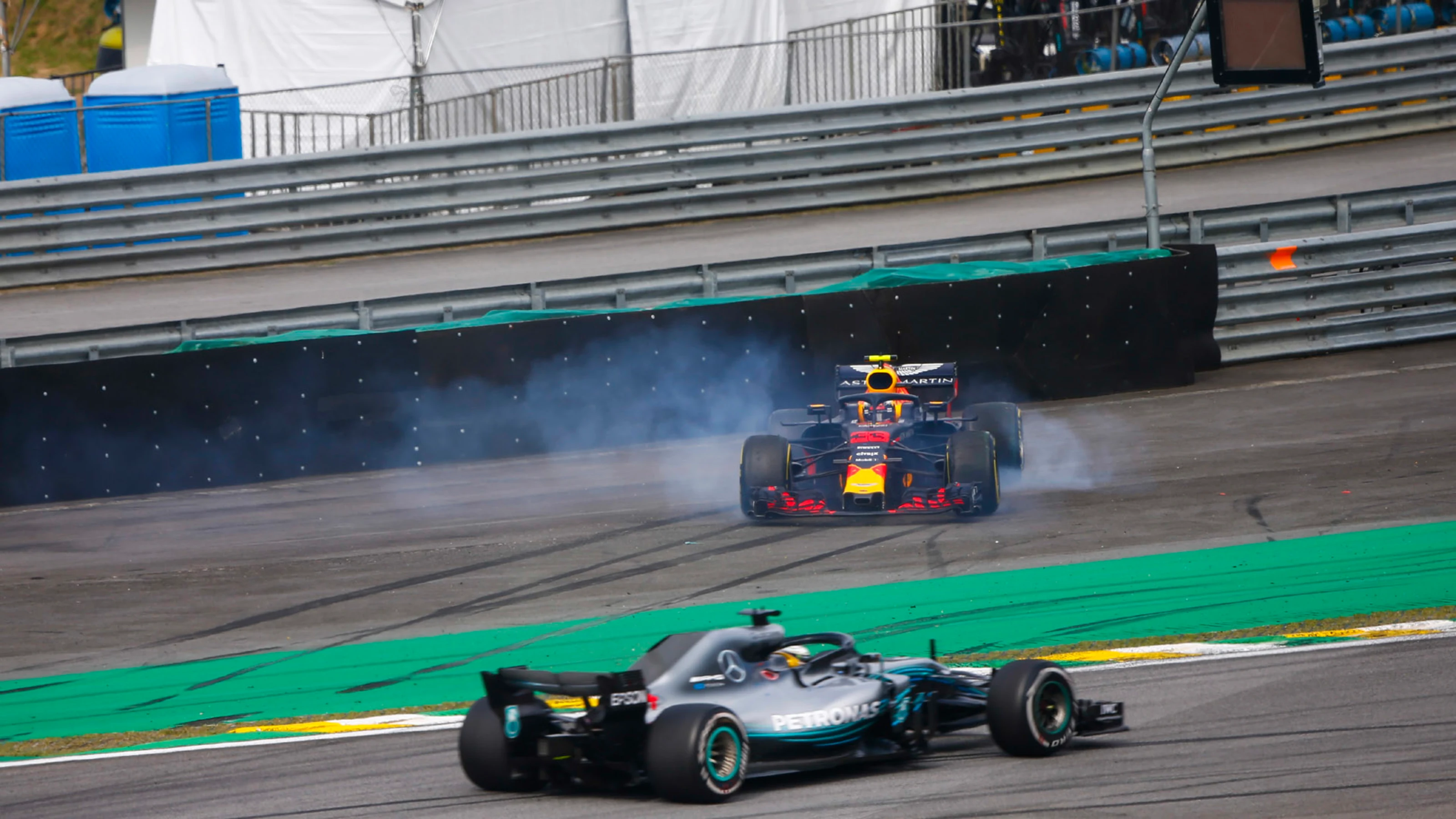 AUTÃ³DROMO JOSÃ© CARLOS PACE, BRAZIL - NOVEMBER 11: Lewis Hamilton, Mercedes AMG F1 W09, passes a
