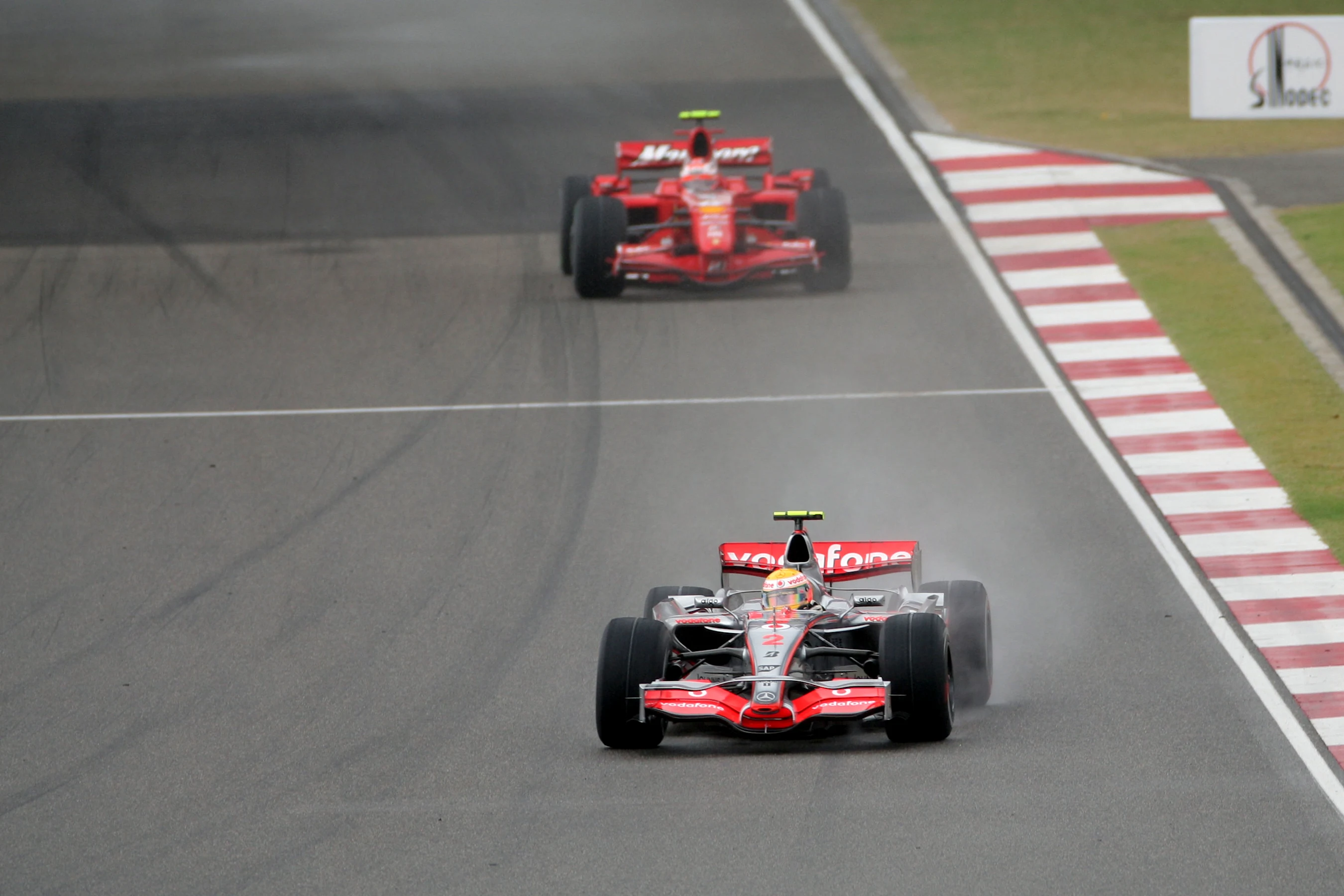 Lewis Hamilton (GBR) Mclaren MP4-22 leas Kimi Raikkonen (FIN) Ferrari F2007   Formula One World