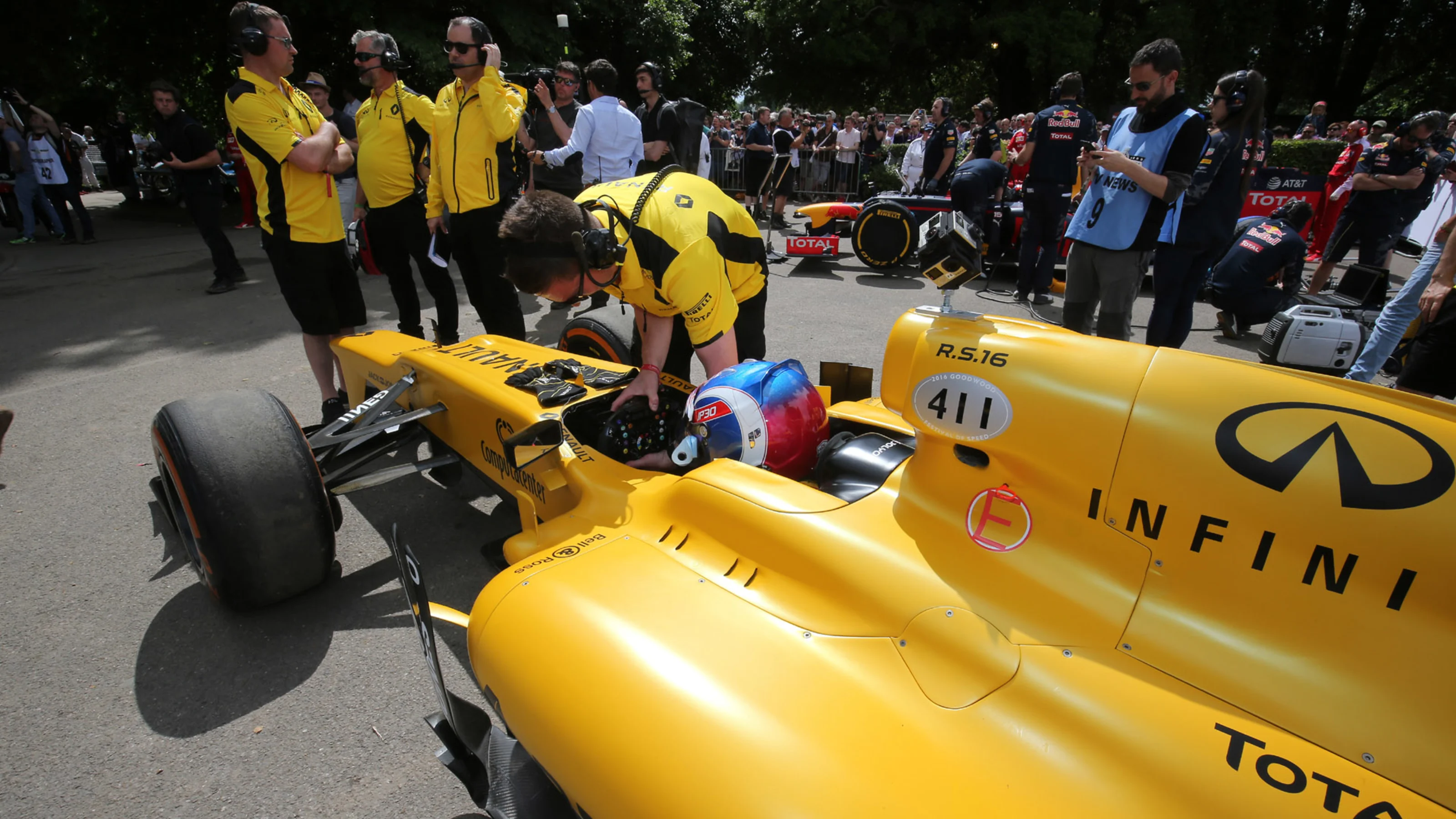 www.sutton-images.com Jolyon Palmer (GBR) Renault Sport F1 Team RS16 at Goodwood Festival of