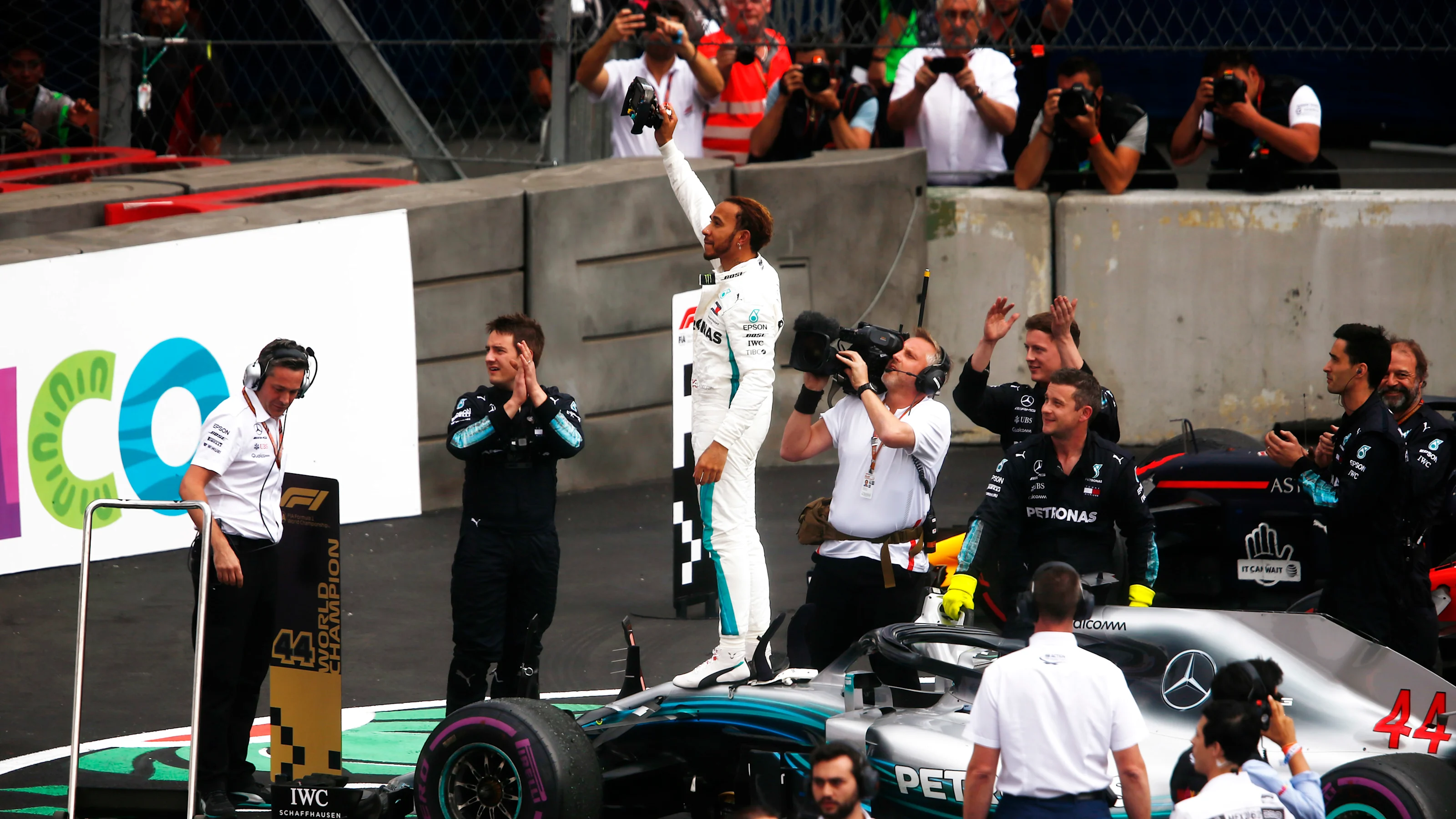 AUTODROMO HERMANOS RODRIGUEZ, MEXICO - OCTOBER 28: Lewis Hamilton, Mercedes AMG F1 W09 EQ Power+,