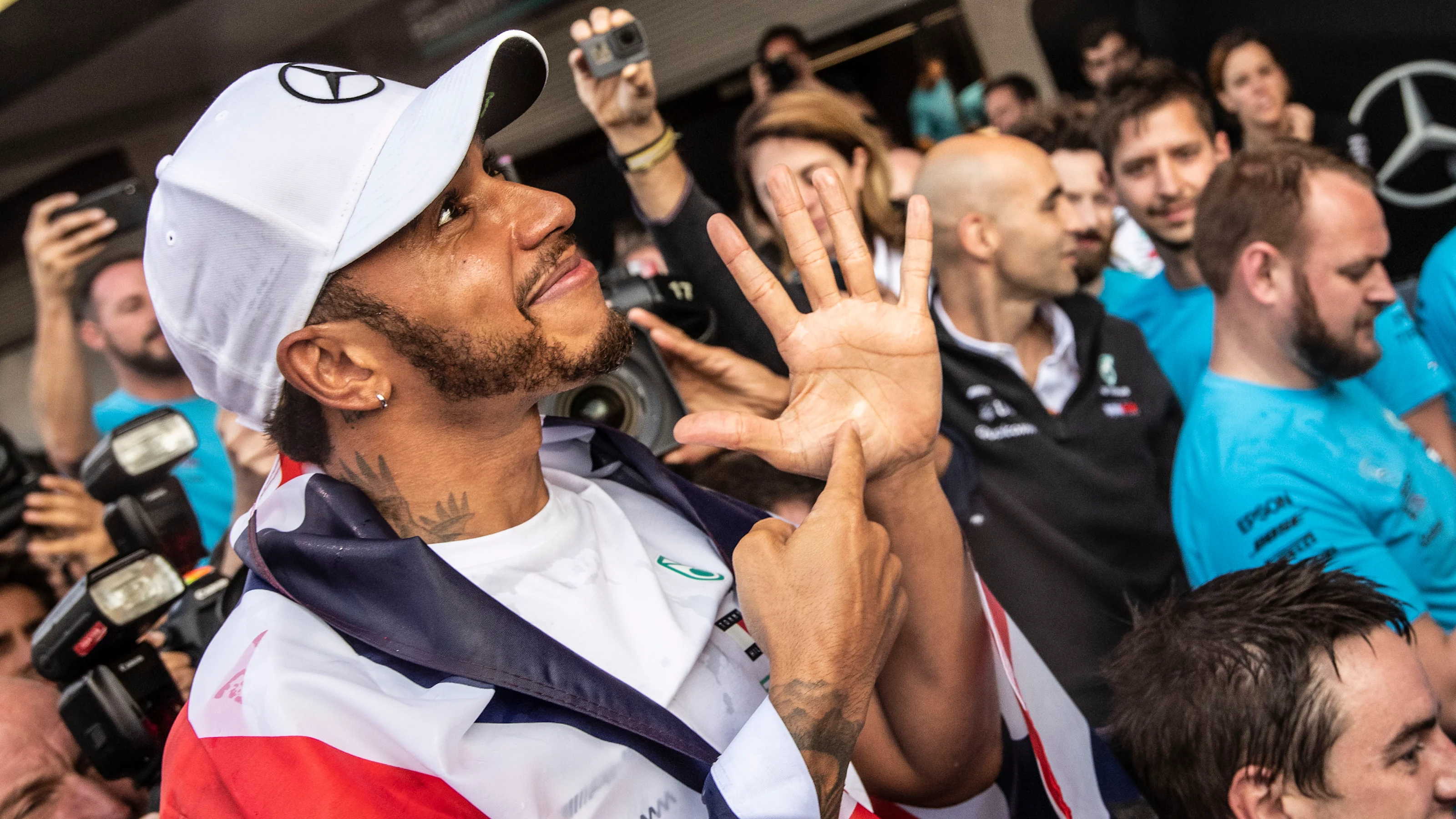 www.sutton-images.com
Lewis Hamilton, Mercedes AMG F1 celebrates with his team at Formula One